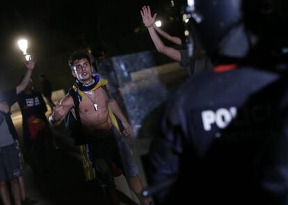 Un manifestante independentista se enfrenta a un Mosso durante los altercados posteriores a la manifestación en Barcelona.