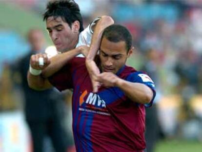 Alexis, del Levante, lucha un balón con Vicente.