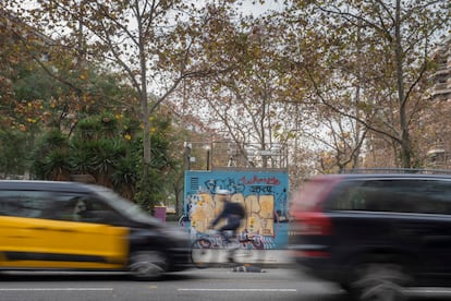 La estación de medición de la contaminación en el distrito del Eixample de Barcelona, ubicada en la calle de Urgell, que suele ser la que peores niveles de polución registra.