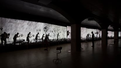 La enorme pieza de William Kentridge 'More Sweetly Play the Dance' en la exposición que le dedica el CCCB.