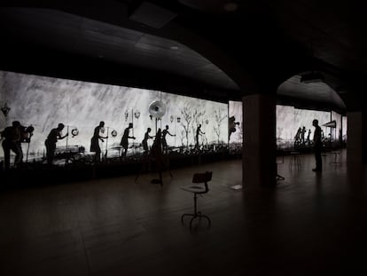 La enorme pieza de William Kentridge 'More Sweetly Play the Dance' en la exposición que le dedica el CCCB.