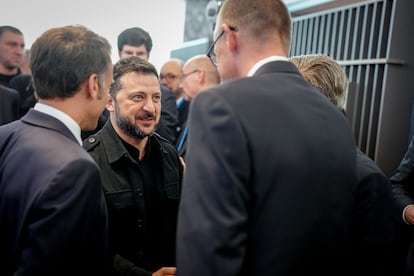 Ukrainian President Volodymyr Zelenskiy (center), with German Chancellor Friedrich Merz and French President Emmanuel Macron, in The Hague.