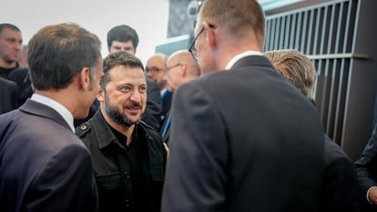 El presidente ucranio, Volodímir Zelenski (centro), rodeado por el canciller alemán, Friedrich Merz, y el jefe de Estado francés, Emmanuel Macron, en La Haya
