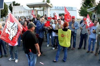 Un piquete informativo a las puertas del polígono industrial de Paterna (Valencia) a primera hora de la mañana.