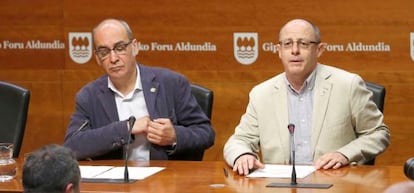 Martín Garitano y Juan Karlos Izagirre, este viernes, en su comparecencia ante los medios de comunicación. 