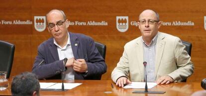 Martín Garitano y Juan Karlos Izagirre, este viernes, en su comparecencia ante los medios de comunicación.