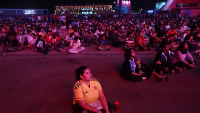 Una mujer con la playera de la selección colombiana en el Fan Festival de Doha (Catar).