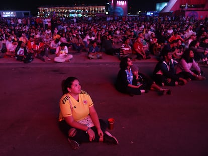 Una mujer con la playera de la selección colombiana en el Fan Festival de Doha (Catar).