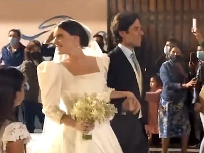 Belén Barnechea y Martín Cabello de los Cobos, durante su boda el 9 de abril, en Lima (Perú).