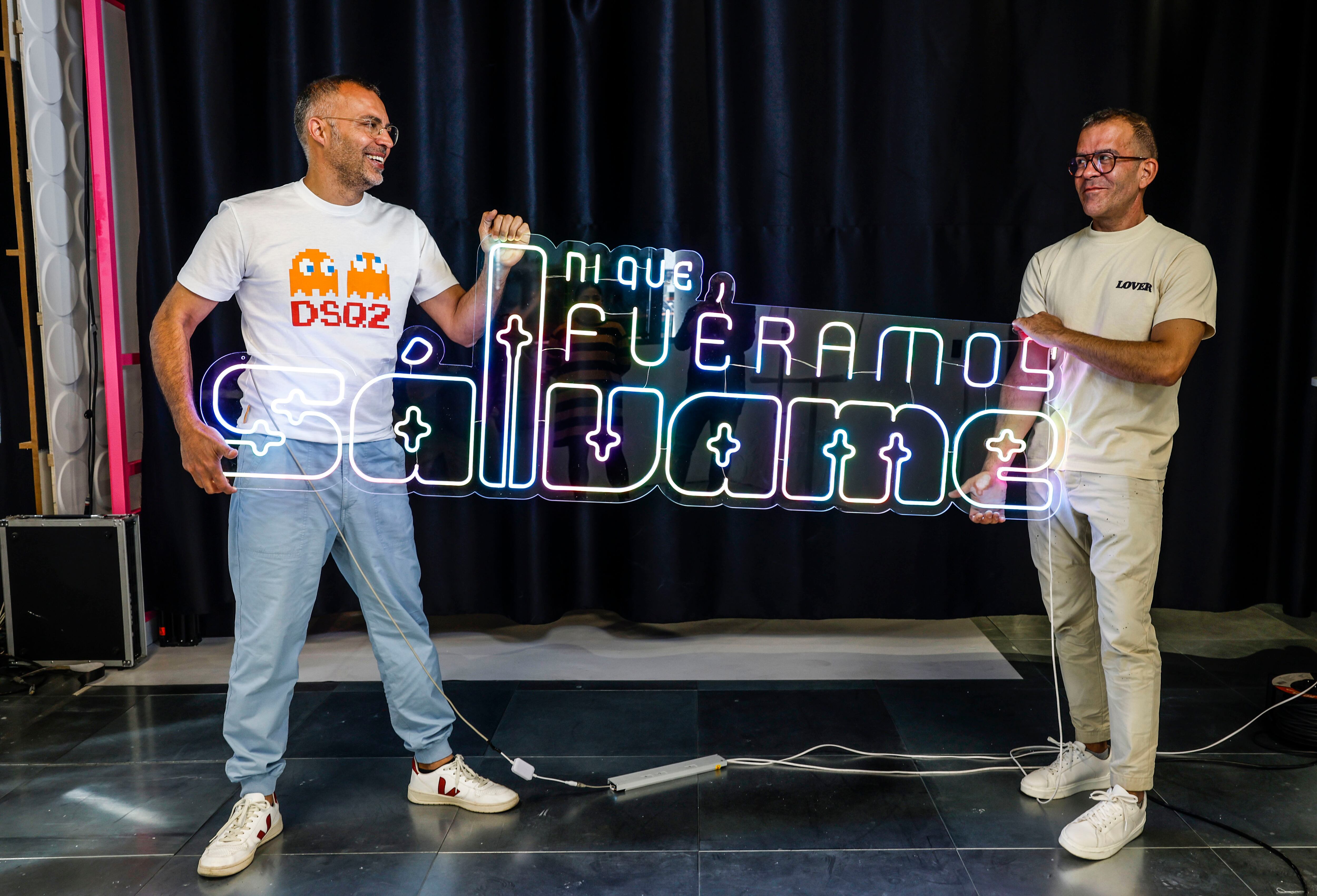 Óscar Cornejo y Adrián Madrid, con el letrero del programa 'Ni que fuéramos Sálvame'. 