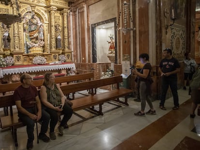 La Hermandad de La Macarena ha instalado bancos sobre las tumbas de Gonzalo Queipo de Llano y su mujer, en su basílica de Sevilla.