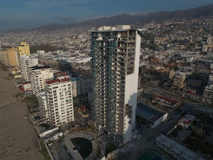 Vista aérea que muestra los daños causados por el paso del huracán 'Otis', en la zona hotelera de Acapulco, en Guerrero (México).
