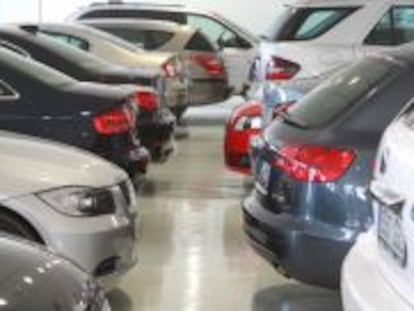 Autos aparcados en la sala de venta de un concesionario.