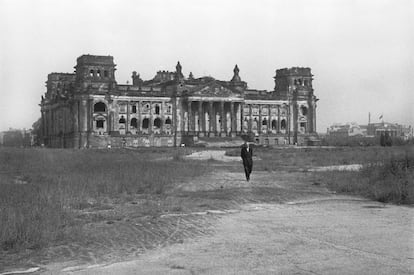 El edificio del Parlamento alemán, o 'Reichstag', y el amplio terreno alrededor estaban en el límite entre el Este y el Oeste de Berlín y formaban parte de la zona británica. Diez años después de la Segunda Guerra Mundial, aún se encontraba derruido tras los bomardeos sufridos.