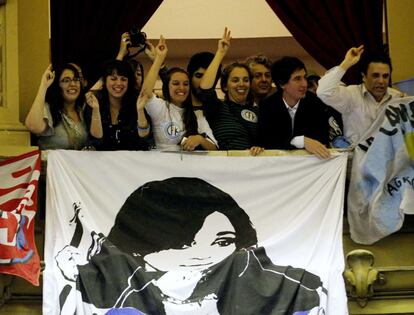 Seguidores de la presidenta Cristina Fernández, con pancartas y banderas, durante el debate sobre la nacionalización de YPF en el Parlamento.