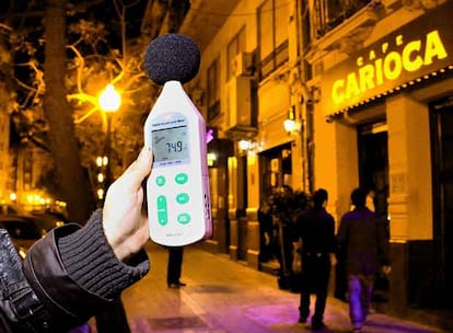 Medicin del ruido en una noche de marcha en la calle de Caballeros, en el centro histrico de Valencia.