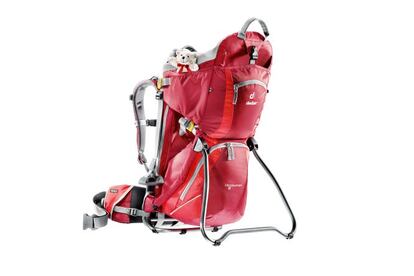 La silla portabebés Kid Comfort II, de Deuter (certificada por TÜV SÜD y GS para una carga de hasta 22 kilos), permite cargar a los niños donde sea. Tiene un sistema de ajuste rápido para las hombreras, un circuito de ventilación que mantiene la espalda seca y un cinturón lumbar que se adapta al movimiento. Y para los niños, arnés de cinco puntos de sujeción, reposabarbillas desmontable, estribos y un protector para el sol y la lluvia. 246 euros. www.deuter.com.