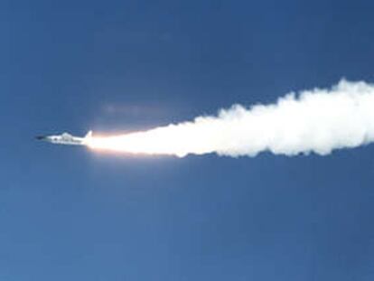 El X-43A, nuevo récord mundial de velocidad con 8.000 km/h, es una mezcla de avión y nave espacial no tripulado de 3,6 metros de longitud.