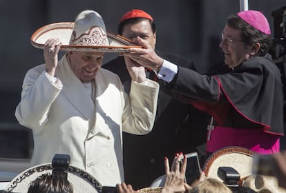 El Papa se pone un sombrero mexicano durante el acto celebrado en el Zócalo.