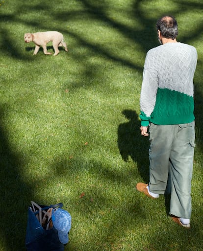 Guadagnino intenta que su perrito participe en la fotografía.