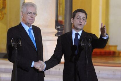 Mario Monti, a la izquierda, estrecha la mano a Nicolas Sarkozy tras la reunión.