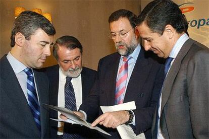 El presidente del PP, Mariano Rajoy, con Eduardo Zaplana, Jaime Mayor Oreja y Ángel Acebes, esta mañana en Santiago.