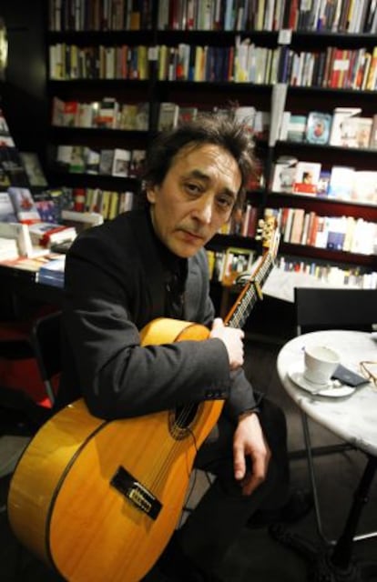 El músico Rafael Berrio, en la librería La buena vida, en Madrid.