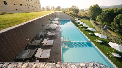 Piscina infinita situada en el hotel Castilla Termal Valbuena, en Valladolid.