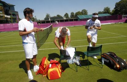 Feliciano López, Alex Corretja y David Ferrer, en Wimbledon.