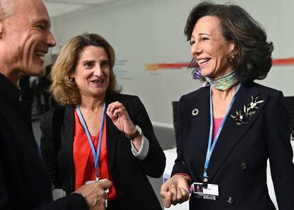 La ministra para la Transición Ecológica Teresa Ribera, y la presidenta del Banco Santander Ana Patricia Botín, en la COP25.