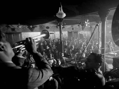 Fiesta en La Criolla, vista desde el estrado de la orquesta, en 1930.