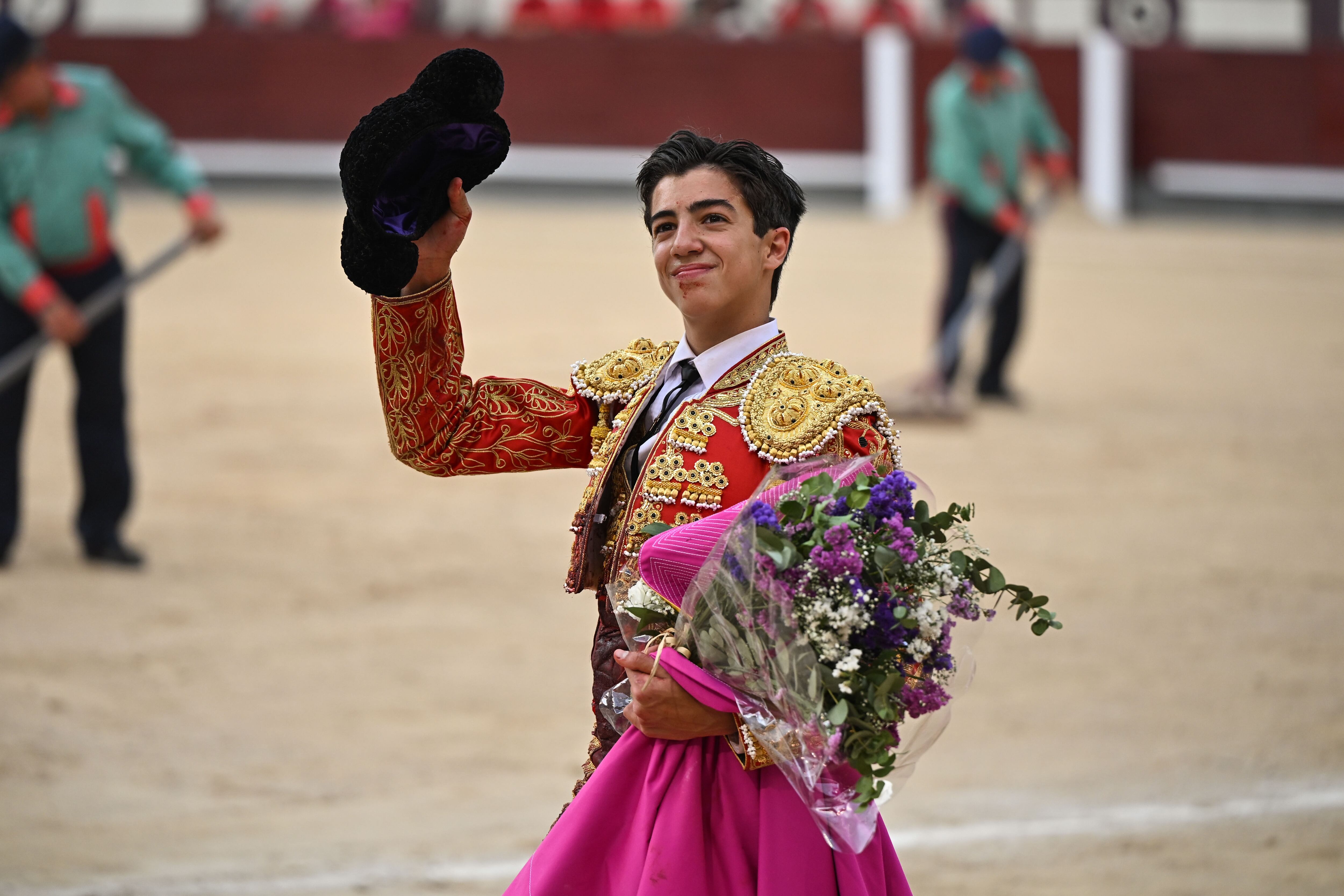 Vuelta al ruedo de Marco Pérez a la muerte del quinto novillo.
