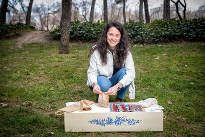 Inés Sánchez embolsa uno de los patés de SWgourmet sobre una de las cajas de jamón decoradas por su madre.