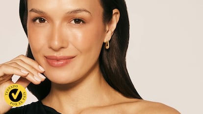 Artículo de EL PAÍS Escaparate sobre el corrector primer de Atashi que deja una piel luminosa, suave y uniforme.