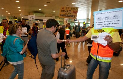 Protesta de los conductores de ambulancias en el aeropuerto de El Prat de Barcelona.