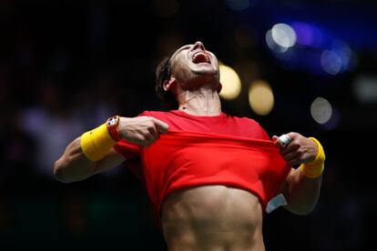 Rafael Nadal, durante su rutina previa al partido antes de enfrentarse al griego Stefanos Tsitsipas, en las semifinales del Masters de Roma el 18 de mayo.