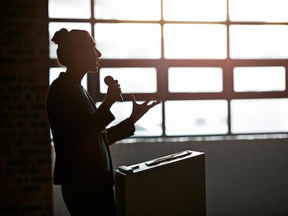 Una mujer pronuncia una conferencia, en una imagen de archivo.