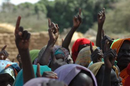 2006, Kabkabiya, Darfur Norte, Sudán. Mujeres desplazadas por la guerra en Darfur participan en la toma de decisiones sobre cómo distribuir la asistencia. El PMA tiene en cuenta la opinión de todos, hombres y mujeres, y es consciente de que, en manos femeninas, los alimentos llegan a los que más los necesitan, en especial, los niños. En esta instantánea, ellas, tocadas por coloridos velos, votan alzando las manos. Para mí, esta instantánea simboliza una forma de empoderamiento de las mujeres.