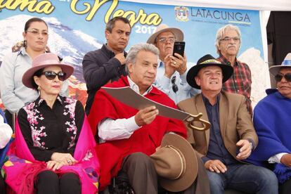 El presidente ecuatoriano Len&iacute;n Moreno, en el centro, el pasado s&aacute;bado  en el desfile de la Mama Negra, en Latacunga (Ecuador). 