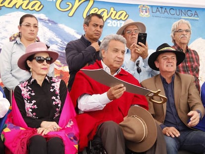El presidente ecuatoriano Len&iacute;n Moreno, en el centro, el pasado s&aacute;bado  en el desfile de la Mama Negra, en Latacunga (Ecuador). 