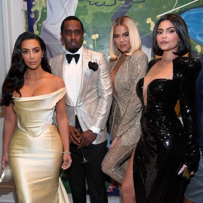 El rapero Diddy, con Kim y Khloé Kardashian y Kylie Jenner, en su fiesta de 50º cumpleaños celebrada en Los Ángeles (EE UU), este fin de semana.