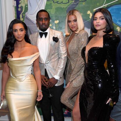 El rapero Diddy, con Kim y Khloé Kardashian y Kylie Jenner, en su fiesta de 50º cumpleaños celebrada en Los Ángeles (EE UU), este fin de semana.