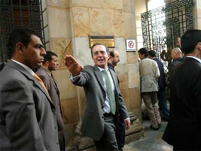 El presidente de Colombia, Álvaro Uribe, ayer después de votar.