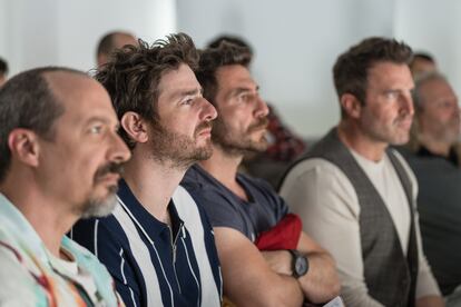 Fele Martínez, Gorka Otxoa, Raúl Tejón y Fernando Gil, en el sexto episodio de 'Machos Alfa'.