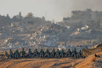 Soldados israelíes vigilan una zona de la frontera con Gaza, este lunes en el sur de Israel.