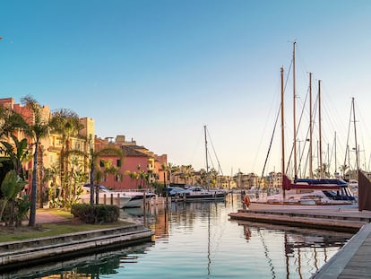 Sotogrande
Esta urbanización del municipio gaditano de San Roque lleva más de cincuenta años sirviendo de refugio discreto para aristócratas, políticos y empresarios. Su prestigioso campo de golf es el epicentro del veraneo aquí.
