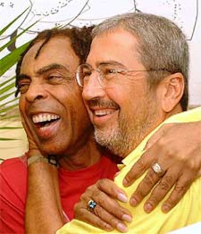 El cantante pop y ministro de Cultura de Brasil, Gilberto Gil, a la izquierda, abraza al alcalde de Salvador de Baha, Antonio Imbassay, durante el acto de inauguracin del Carnaval en la ciudad.