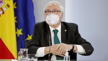 El exministro de Universidades, Manuel Castells, durante la rueda de prensa posterior a la reunión del Consejo de Ministros, este martes en Moncloa.