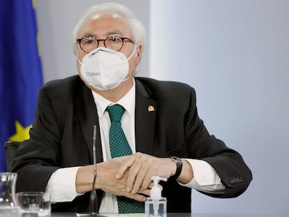 El exministro de Universidades, Manuel Castells, durante la rueda de prensa posterior a la reunión del Consejo de Ministros, este martes en Moncloa.