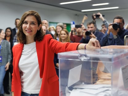 La presidenta de la Comunidad de Madrid, Isabel Díaz Ayuso, depositando su voto.